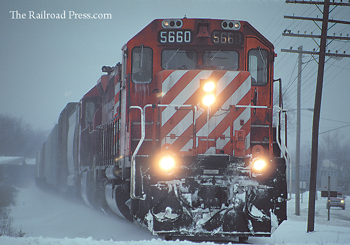 Canadian Pacific SD40-2 #5660 with westbound freight train rolls through Grandview, Michigan, in the snow